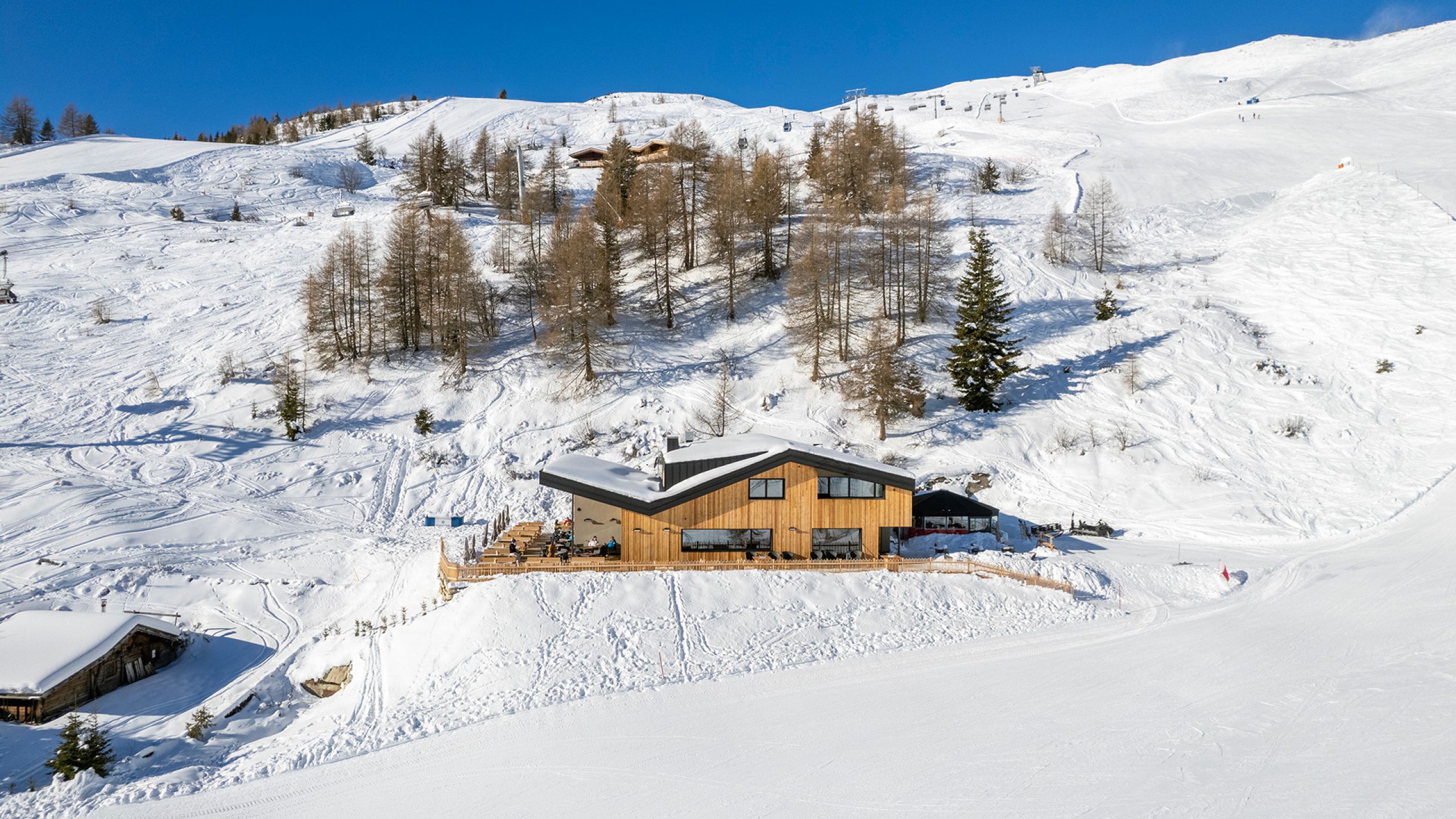 Alpin Chalet Rosskopf mit Panoramaterrasse, umgeben von verschneiten Skipisten am Monte Cavallo oberhalb von Vipiteno