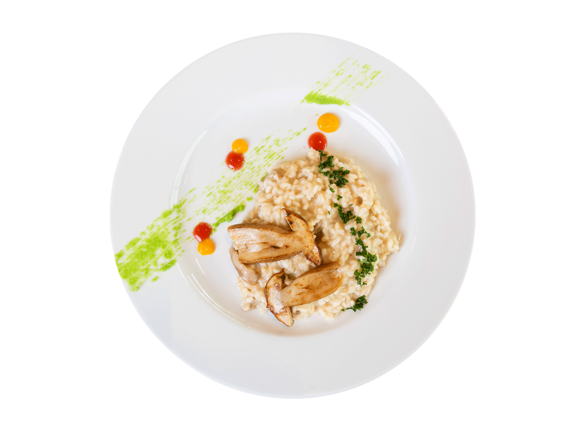 Cremiges Risotto mit sautierten Steinpilzen und Gourmet-Dekoration auf einem weißen Teller